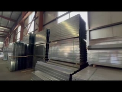 Zware draadloze draad met zilveren draad, op de muur gemonteerd