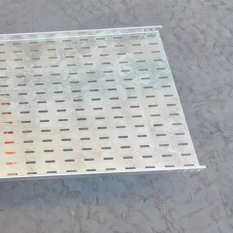 Innen- en buitenruimte warm gedompelde gegalvaniseerde kabelbak met ventilatie- of perforatiegroeve