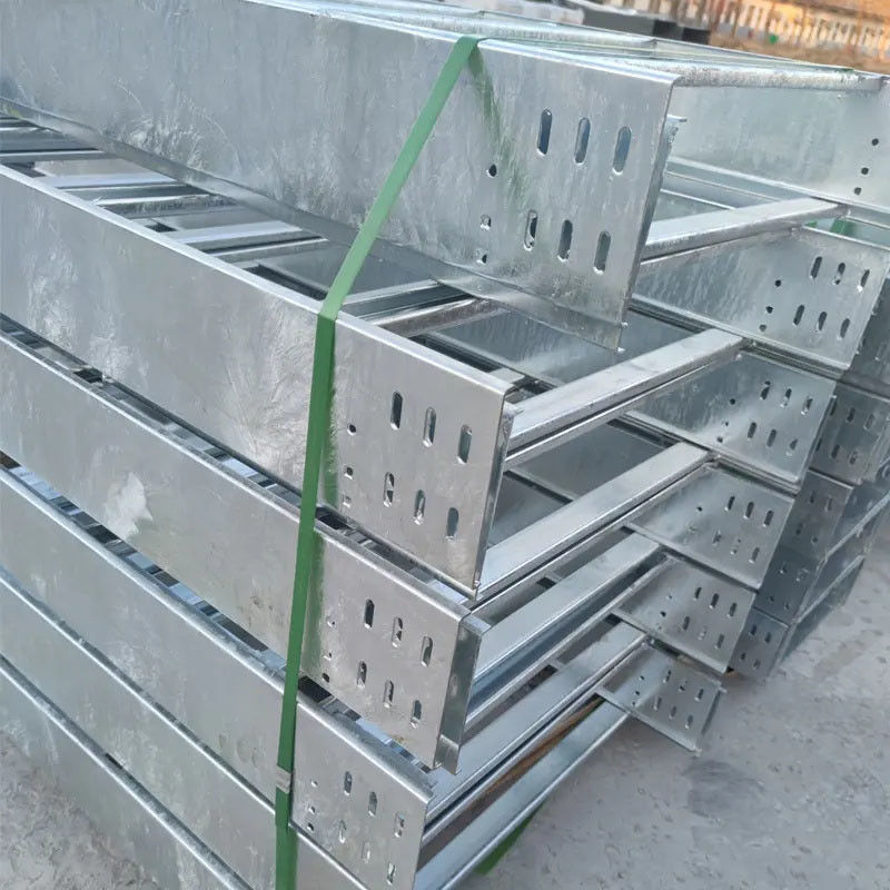 Aanpasbare zware stalen kabelbak voor industriële installaties met een slot op de muur voor verbeterde brandbescherming.