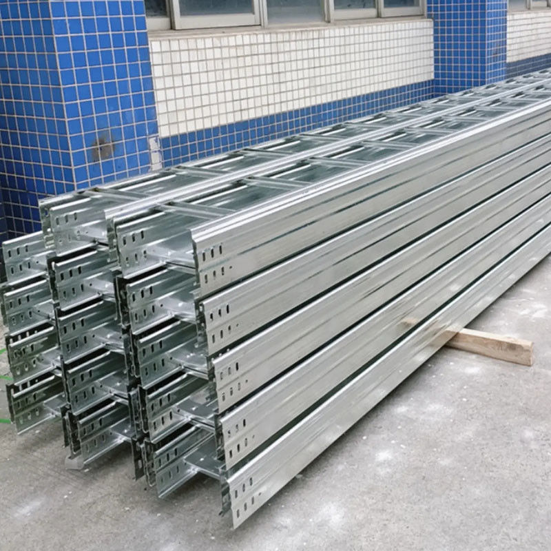 Aanpasbare zware stalen kabelbak voor industriële installaties met een slot op de muur voor verbeterde brandbescherming.